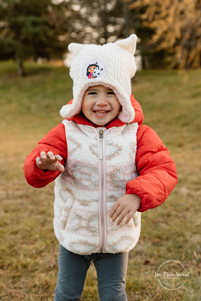 Outdoor Christmas mini sessions. Christmas tree farm mini sessions. Winter family photos. Mini séances des Fêtes 2024. Mini séances dans la neige à Montréal. Montreal Holiday mini sessions.