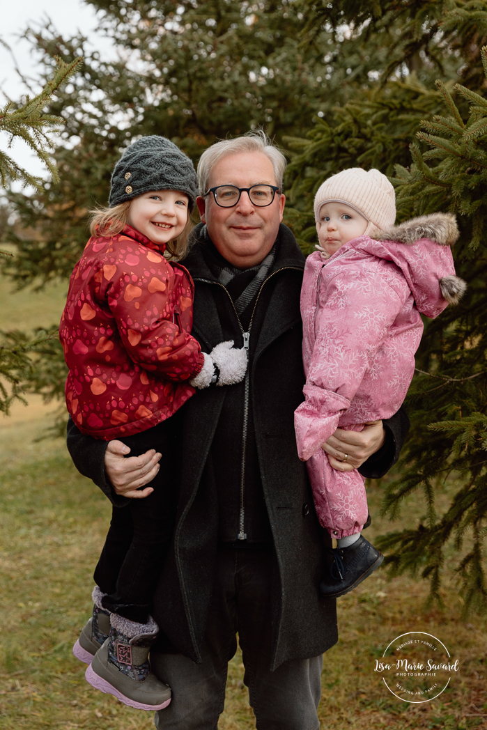 Outdoor Christmas mini sessions. Christmas tree farm mini sessions. Winter family photos. Mini séances des Fêtes 2024. Mini séances dans la neige à Montréal. Montreal Holiday mini sessions.