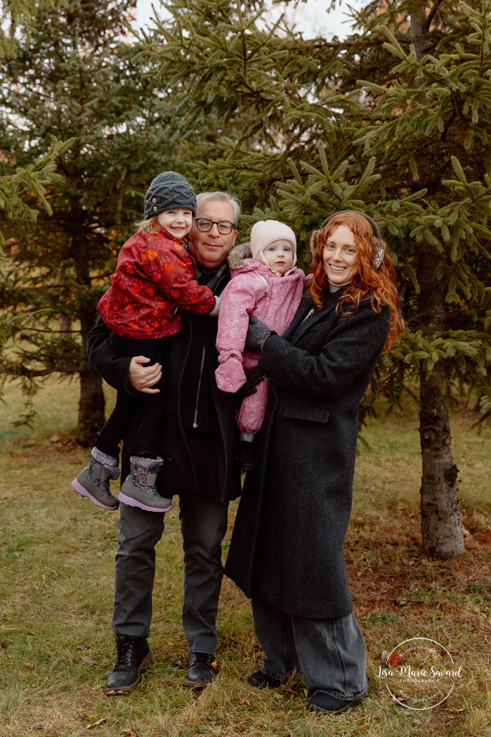 Outdoor Christmas mini sessions. Christmas tree farm mini sessions. Winter family photos. Mini séances des Fêtes 2024. Mini séances dans la neige à Montréal. Montreal Holiday mini sessions.