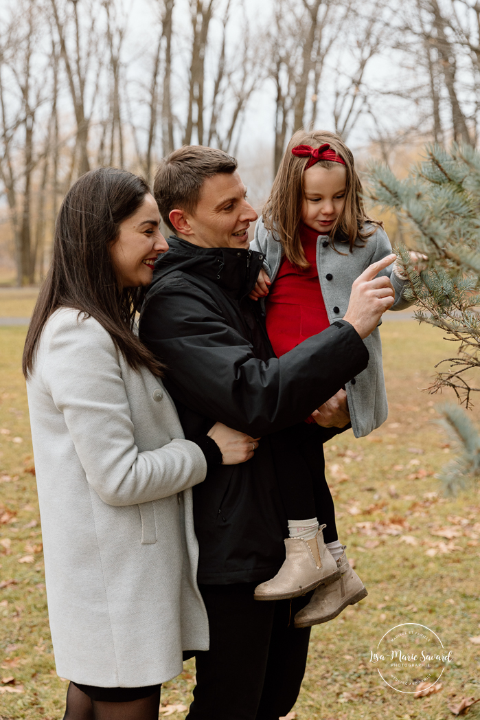 Outdoor Christmas mini sessions. Christmas tree farm mini sessions. Winter family photos. Mini séances des Fêtes 2024. Mini séances dans la neige à Montréal. Montreal Holiday mini sessions.