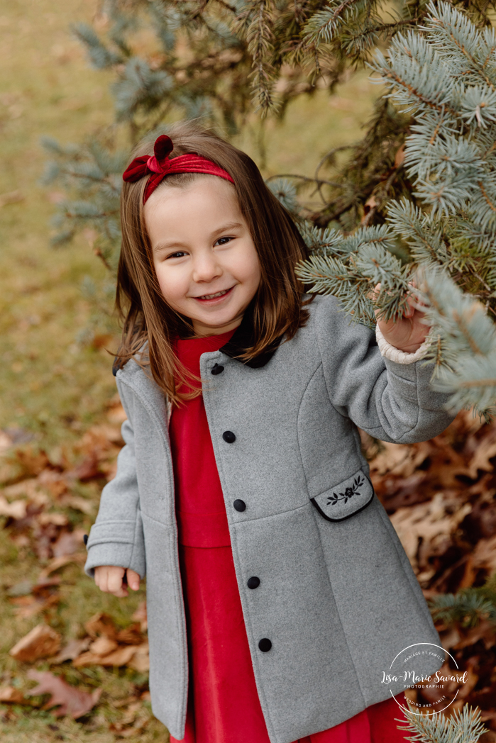 Outdoor Christmas mini sessions. Christmas tree farm mini sessions. Winter family photos. Mini séances des Fêtes 2024. Mini séances dans la neige à Montréal. Montreal Holiday mini sessions.