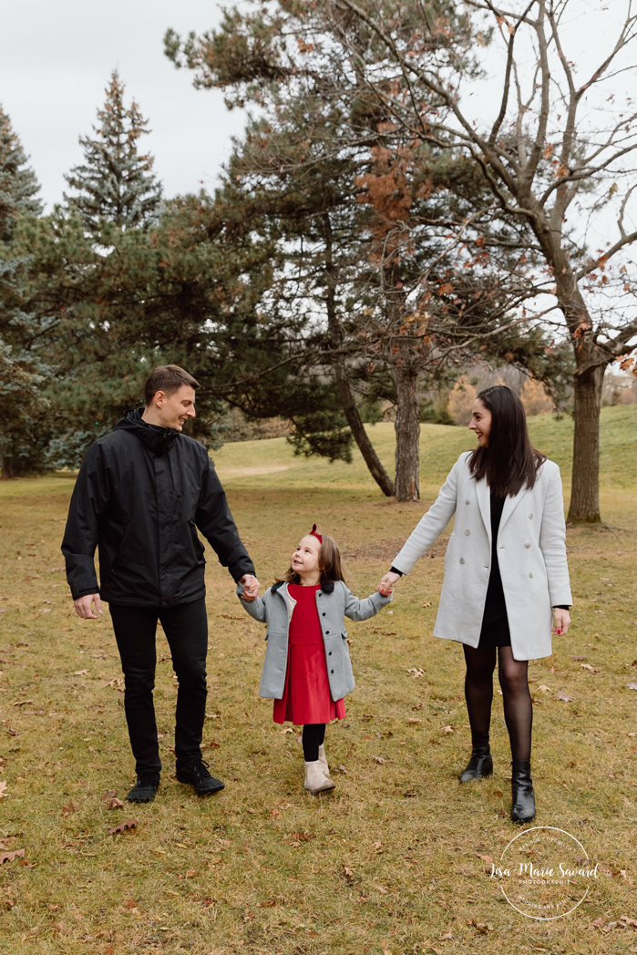 Outdoor Christmas mini sessions. Christmas tree farm mini sessions. Winter family photos. Mini séances des Fêtes 2024. Mini séances dans la neige à Montréal. Montreal Holiday mini sessions.