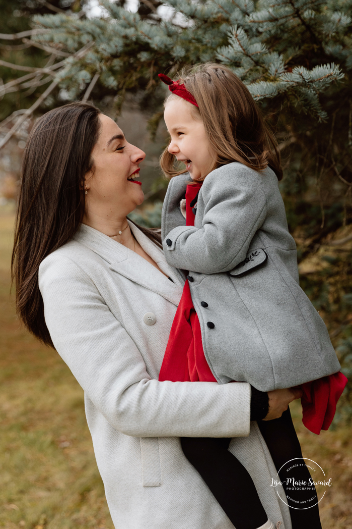 Outdoor Christmas mini sessions. Christmas tree farm mini sessions. Winter family photos. Mini séances des Fêtes 2024. Mini séances dans la neige à Montréal. Montreal Holiday mini sessions.