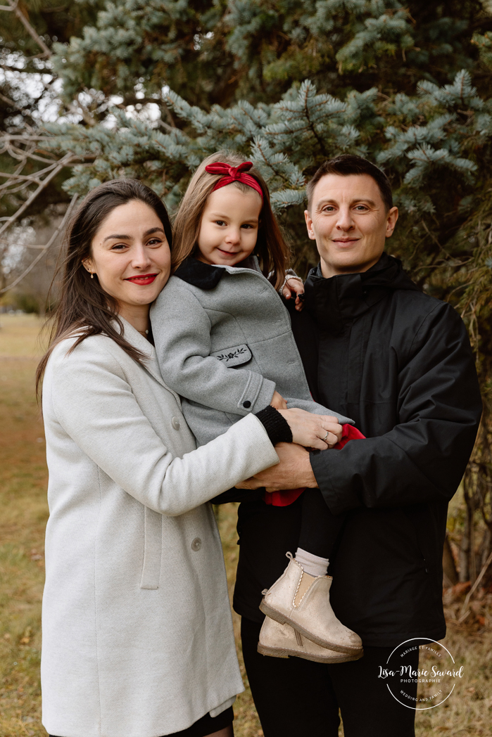 Outdoor Christmas mini sessions. Christmas tree farm mini sessions. Winter family photos. Mini séances des Fêtes 2024. Mini séances dans la neige à Montréal. Montreal Holiday mini sessions.