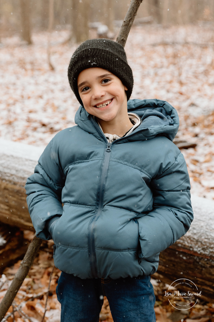 Outdoor Christmas mini sessions. Christmas tree farm mini sessions. Snowy family photos. Mini séances des Fêtes 2024. Mini séances dans la neige à Montréal. Montreal Holiday mini sessions.