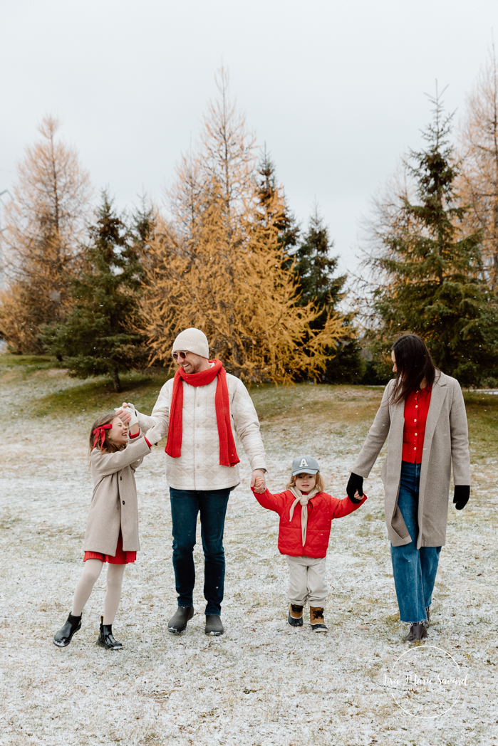 Outdoor Christmas mini sessions. Christmas tree farm mini sessions. Snowy family photos. Mini séances des Fêtes 2024. Mini séances dans la neige à Montréal. Montreal Holiday mini sessions.