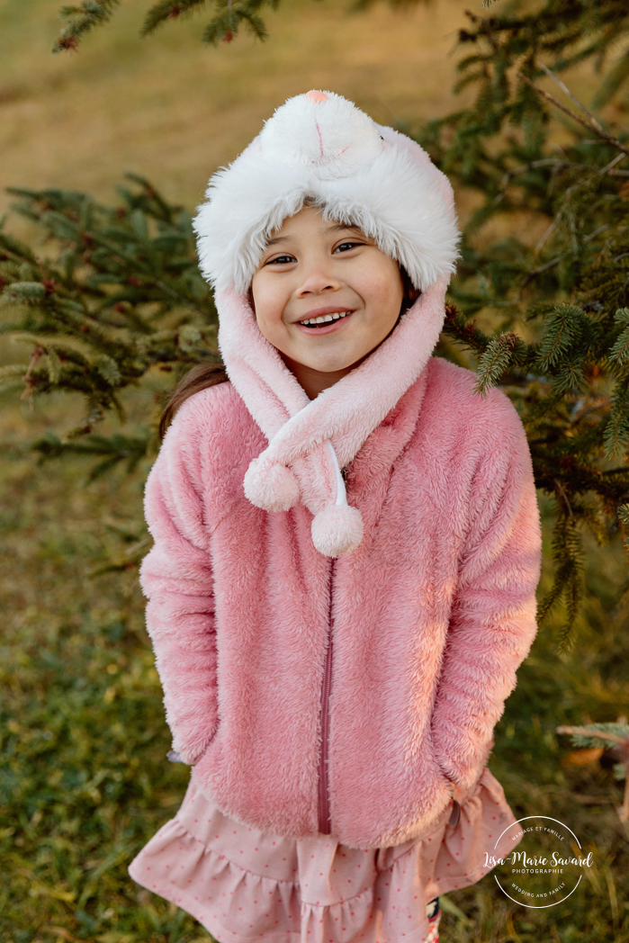 Outdoor Christmas mini sessions. Christmas tree farm mini sessions. Winter family photos. Mini séances des Fêtes 2024. Mini séances dans la neige à Montréal. Montreal Holiday mini sessions.