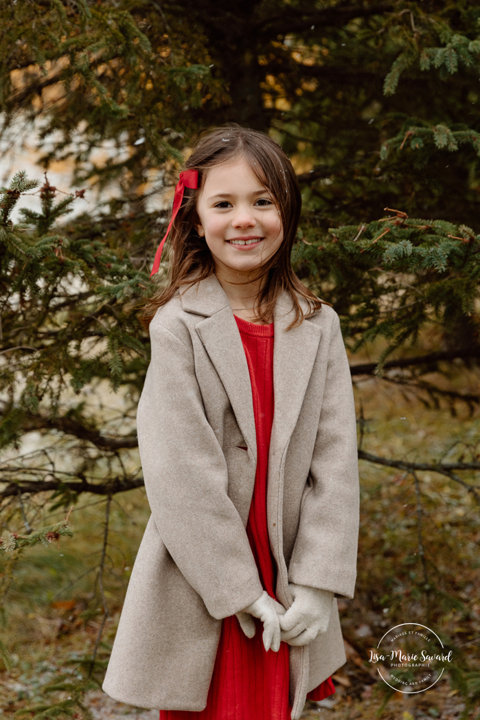 Outdoor Christmas mini sessions. Christmas tree farm mini sessions. Snowy family photos. Mini séances des Fêtes 2024. Mini séances dans la neige à Montréal. Montreal Holiday mini sessions.