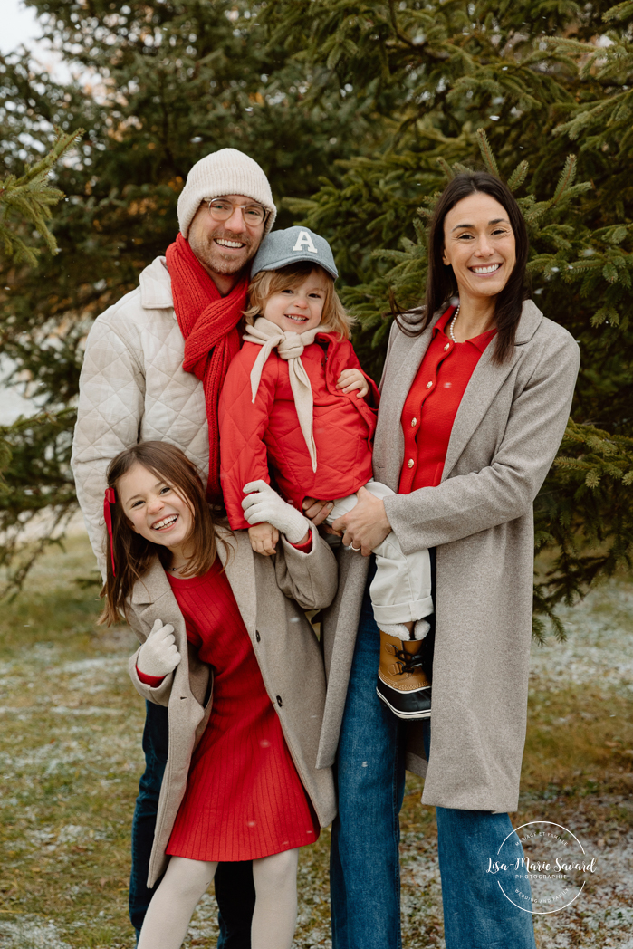 Outdoor Christmas mini sessions. Christmas tree farm mini sessions. Snowy family photos. Mini séances des Fêtes 2024. Mini séances dans la neige à Montréal. Montreal Holiday mini sessions.