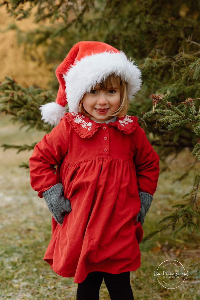 Outdoor Christmas mini sessions. Christmas tree farm mini sessions. Snowy family photos. Mini séances des Fêtes 2024. Mini séances dans la neige à Montréal. Montreal Holiday mini sessions.