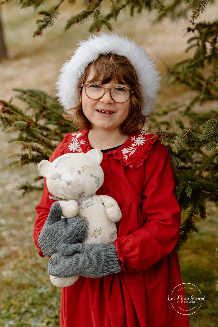 Outdoor Christmas mini sessions. Christmas tree farm mini sessions. Snowy family photos. Mini séances des Fêtes 2024. Mini séances dans la neige à Montréal. Montreal Holiday mini sessions.