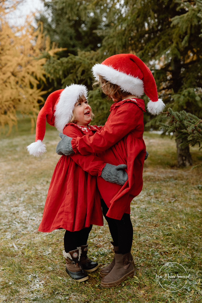 Outdoor Christmas mini sessions. Christmas tree farm mini sessions. Snowy family photos. Mini séances des Fêtes 2024. Mini séances dans la neige à Montréal. Montreal Holiday mini sessions.