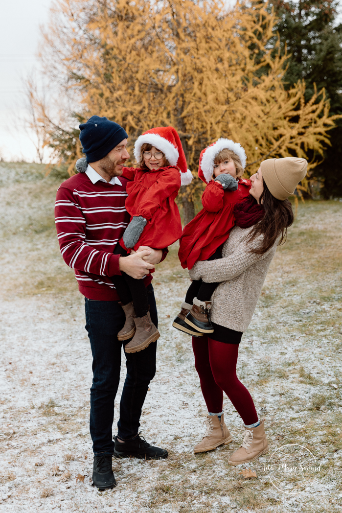 Outdoor Christmas mini sessions. Christmas tree farm mini sessions. Snowy family photos. Mini séances des Fêtes 2024. Mini séances dans la neige à Montréal. Montreal Holiday mini sessions.