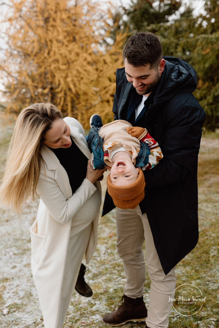 Outdoor Christmas mini sessions. Christmas tree farm mini sessions. Snowy family photos. Mini séances des Fêtes 2024. Mini séances dans la neige à Montréal. Montreal Holiday mini sessions.