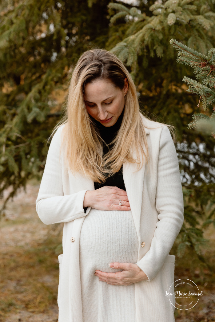 Outdoor Christmas mini sessions. Christmas tree farm mini sessions. Snowy family photos. Mini séances des Fêtes 2024. Mini séances dans la neige à Montréal. Montreal Holiday mini sessions.