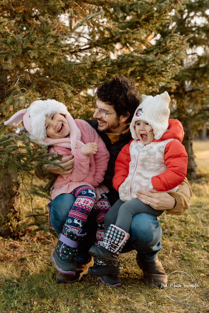 Outdoor Christmas mini sessions. Christmas tree farm mini sessions. Winter family photos. Mini séances des Fêtes 2024. Mini séances dans la neige à Montréal. Montreal Holiday mini sessions.