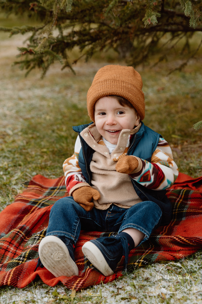 Outdoor Christmas mini sessions. Christmas tree farm mini sessions. Snowy family photos. Mini séances des Fêtes 2024. Mini séances dans la neige à Montréal. Montreal Holiday mini sessions.