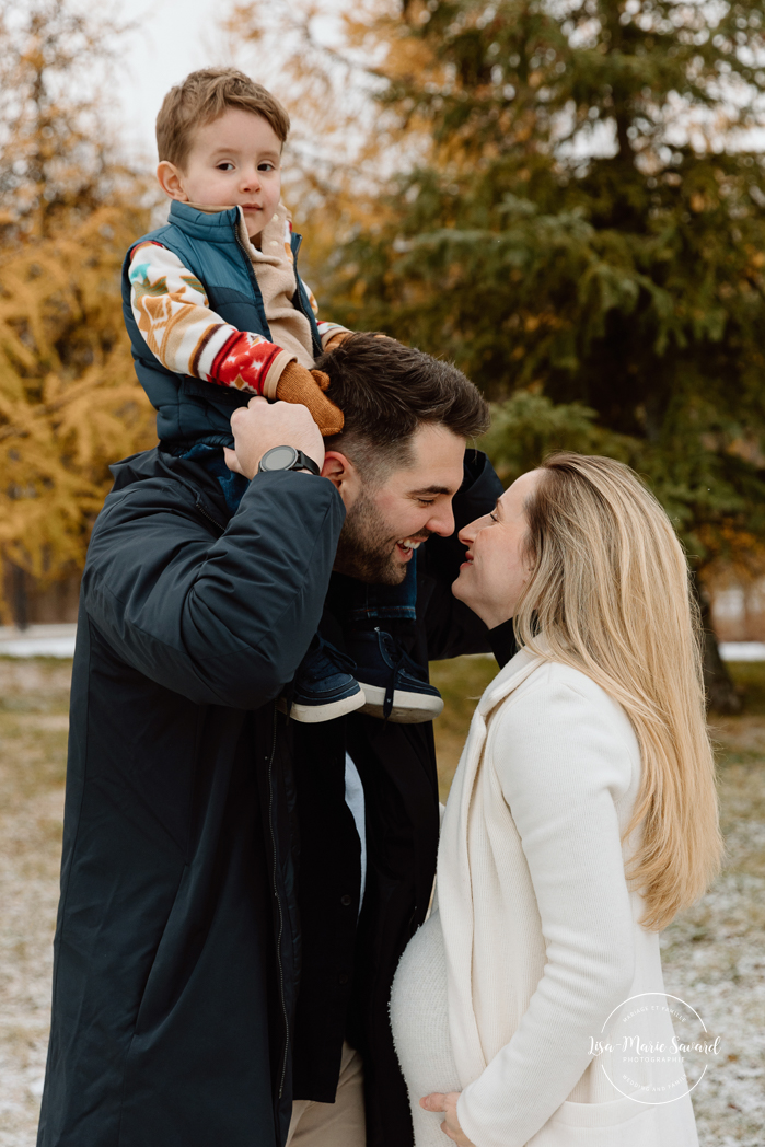 Outdoor Christmas mini sessions. Christmas tree farm mini sessions. Snowy family photos. Mini séances des Fêtes 2024. Mini séances dans la neige à Montréal. Montreal Holiday mini sessions.