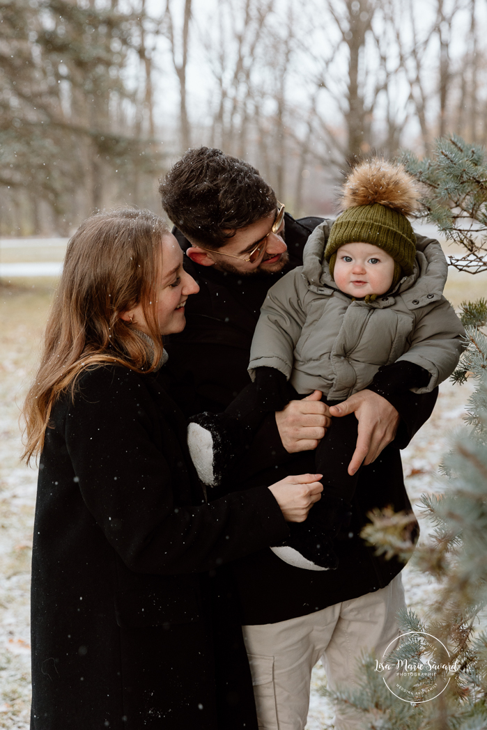 Outdoor Christmas mini sessions. Christmas tree farm mini sessions. Snowy family photos. Mini séances des Fêtes 2024. Mini séances dans la neige à Montréal. Montreal Holiday mini sessions.