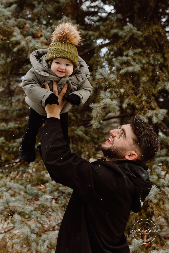 Outdoor Christmas mini sessions. Christmas tree farm mini sessions. Snowy family photos. Mini séances des Fêtes 2024. Mini séances dans la neige à Montréal. Montreal Holiday mini sessions.