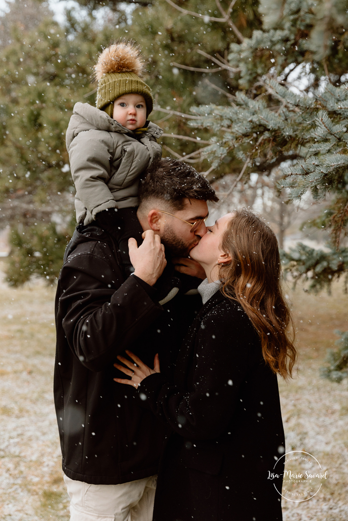 Outdoor Christmas mini sessions. Christmas tree farm mini sessions. Snowy family photos. Mini séances des Fêtes 2024. Mini séances dans la neige à Montréal. Montreal Holiday mini sessions.