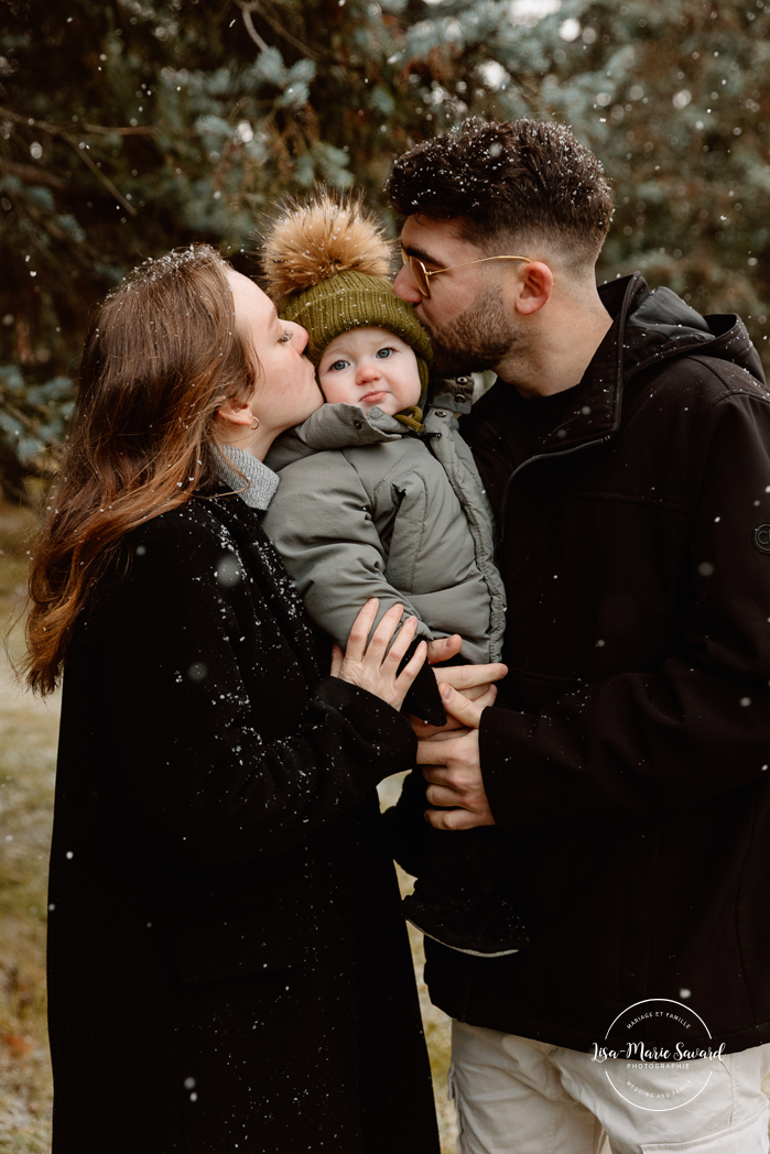 Outdoor Christmas mini sessions. Christmas tree farm mini sessions. Snowy family photos. Mini séances des Fêtes 2024. Mini séances dans la neige à Montréal. Montreal Holiday mini sessions.