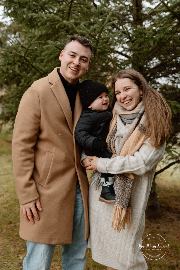 Outdoor Christmas mini sessions. Christmas tree farm mini sessions. Snowy family photos. Mini séances des Fêtes 2024. Mini séances dans la neige à Montréal. Montreal Holiday mini sessions.