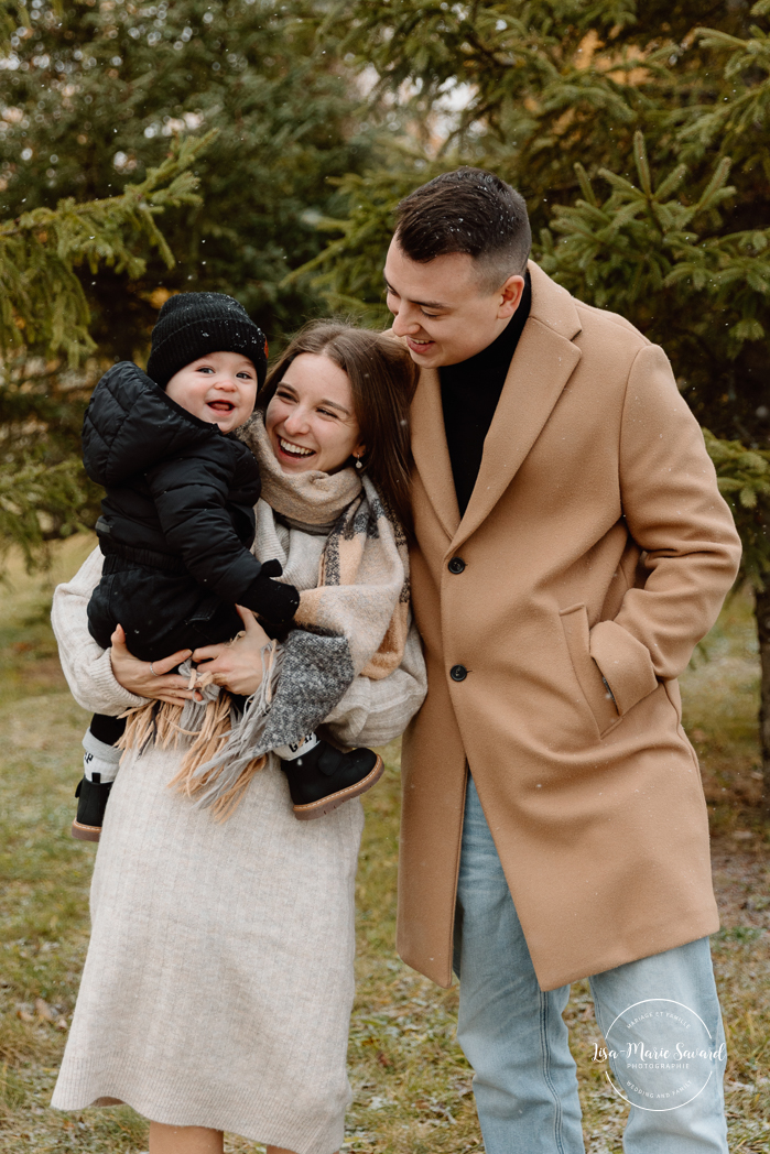 Outdoor Christmas mini sessions. Christmas tree farm mini sessions. Snowy family photos. Mini séances des Fêtes 2024. Mini séances dans la neige à Montréal. Montreal Holiday mini sessions.