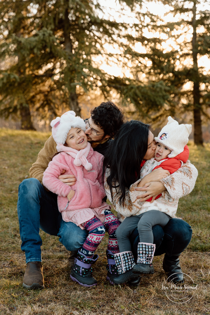 Outdoor Christmas mini sessions. Christmas tree farm mini sessions. Winter family photos. Mini séances des Fêtes 2024. Mini séances dans la neige à Montréal. Montreal Holiday mini sessions.