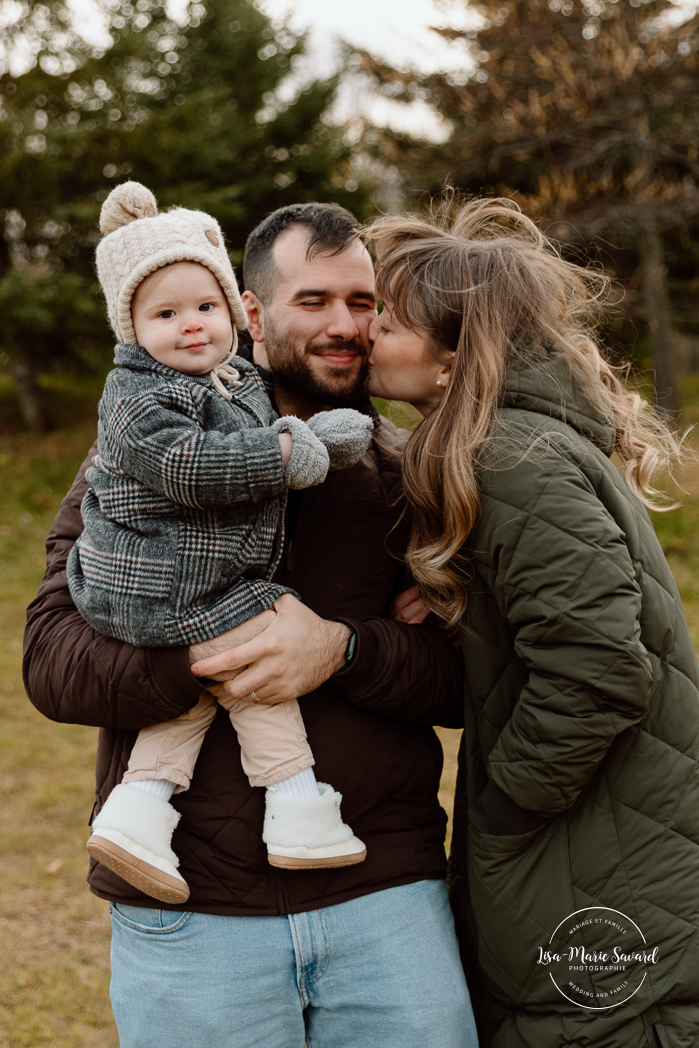 Outdoor Christmas mini sessions. Christmas tree farm mini sessions. Winter family photos. Mini séances des Fêtes 2024. Mini séances dans la neige à Montréal. Montreal Holiday mini sessions.