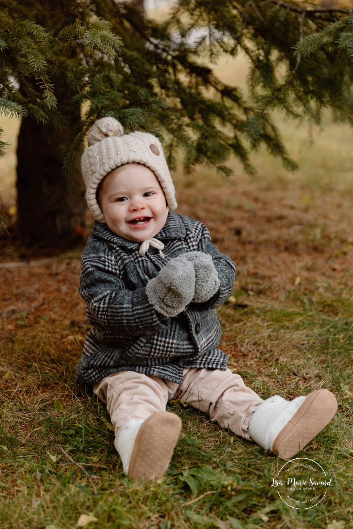 Outdoor Christmas mini sessions. Christmas tree farm mini sessions. Winter family photos. Mini séances des Fêtes 2024. Mini séances dans la neige à Montréal. Montreal Holiday mini sessions.