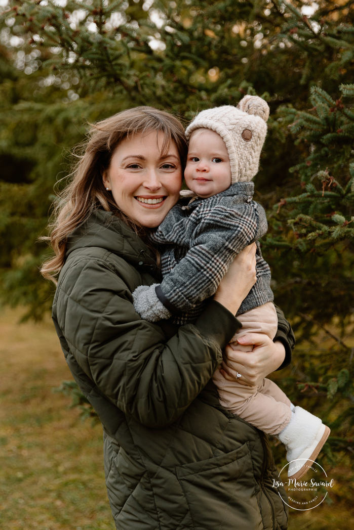 Outdoor Christmas mini sessions. Christmas tree farm mini sessions. Winter family photos. Mini séances des Fêtes 2024. Mini séances dans la neige à Montréal. Montreal Holiday mini sessions.