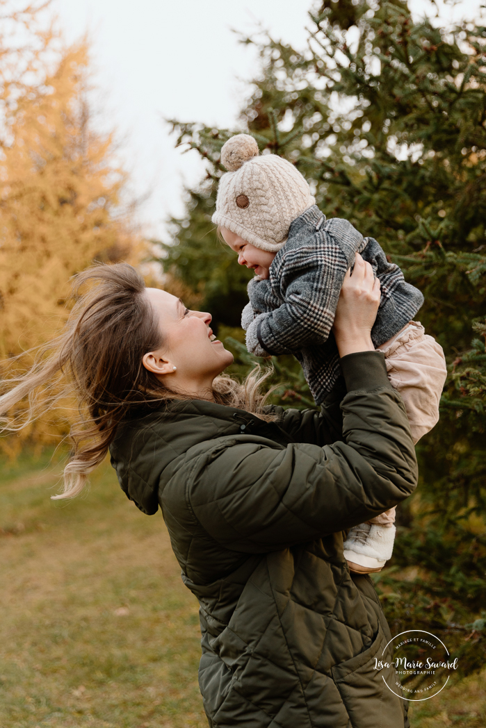 Outdoor Christmas mini sessions. Christmas tree farm mini sessions. Winter family photos. Mini séances des Fêtes 2024. Mini séances dans la neige à Montréal. Montreal Holiday mini sessions.