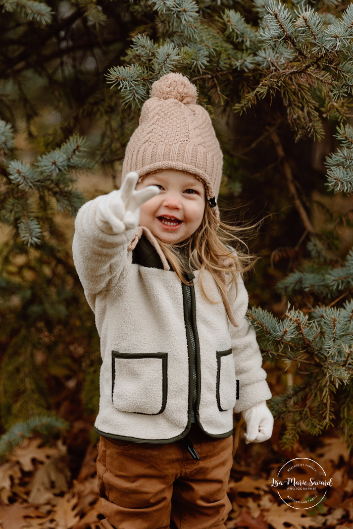 Outdoor Christmas mini sessions. Christmas tree farm mini sessions. Winter family photos. Mini séances des Fêtes 2024. Mini séances dans la neige à Montréal. Montreal Holiday mini sessions.