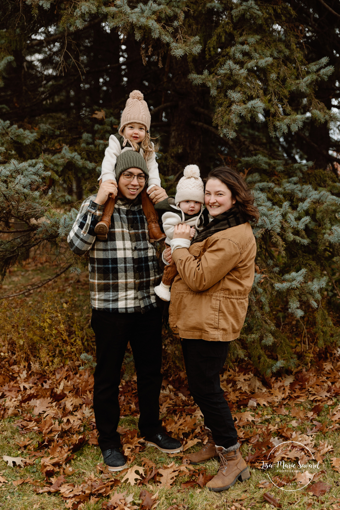 Outdoor Christmas mini sessions. Christmas tree farm mini sessions. Winter family photos. Mini séances des Fêtes 2024. Mini séances dans la neige à Montréal. Montreal Holiday mini sessions.