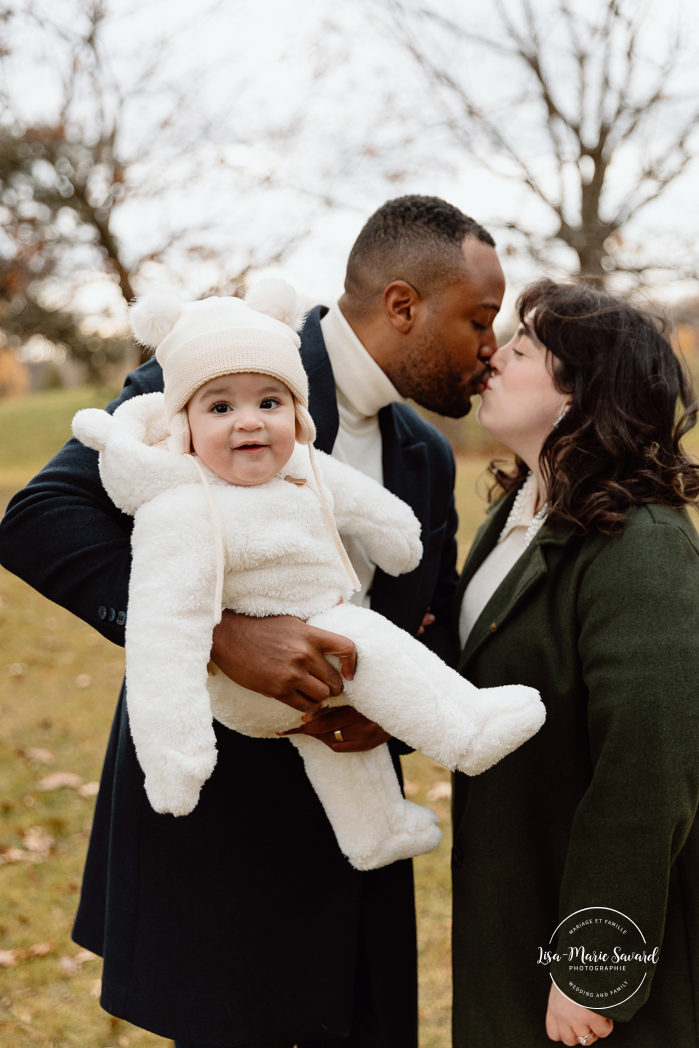 Outdoor Christmas mini sessions. Christmas tree farm mini sessions. Mixed family photos. Interracial family photos. Mini séances des Fêtes 2024. Mini séances dans la neige à Montréal. Montreal Holiday mini sessions.