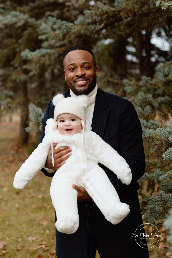 Outdoor Christmas mini sessions. Christmas tree farm mini sessions. Mixed family photos. Interracial family photos. Mini séances des Fêtes 2024. Mini séances dans la neige à Montréal. Montreal Holiday mini sessions.