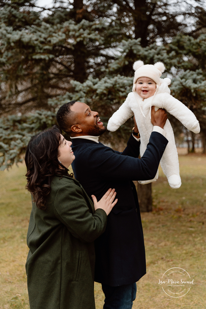 Outdoor Christmas mini sessions. Christmas tree farm mini sessions. Mixed family photos. Interracial family photos. Mini séances des Fêtes 2024. Mini séances dans la neige à Montréal. Montreal Holiday mini sessions.