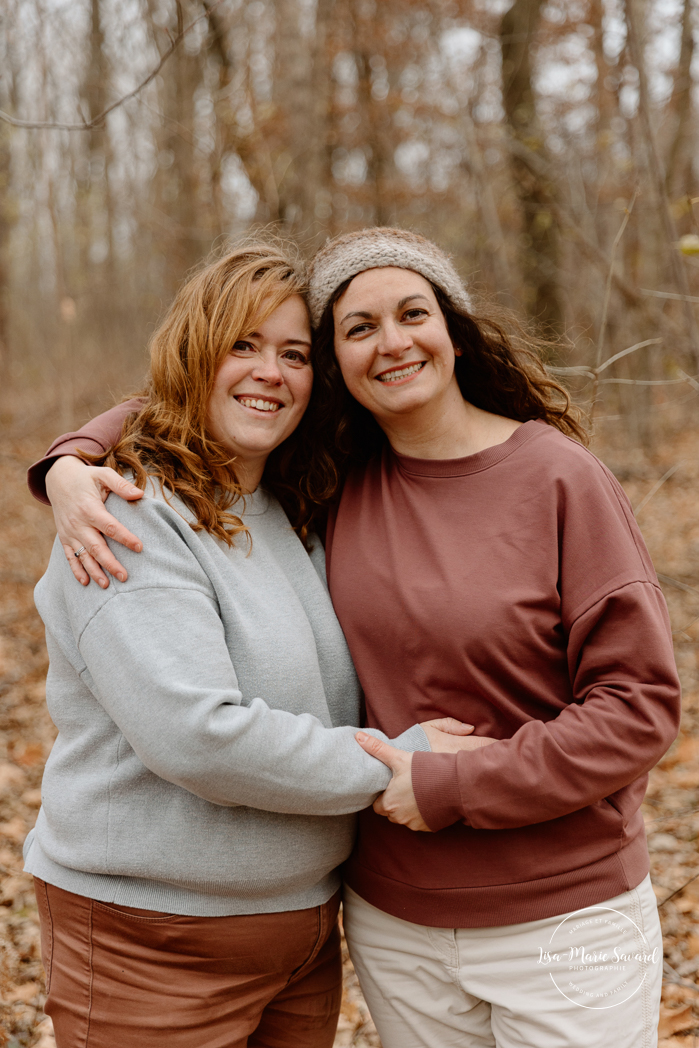 Outdoor Christmas mini sessions. Christmas tree farm mini sessions. Two moms family photos. LGBTQ+ family photos. Lesbian family photos. Mini séances des Fêtes 2024. Mini séances dans la neige à Montréal. Montreal Holiday mini sessions.