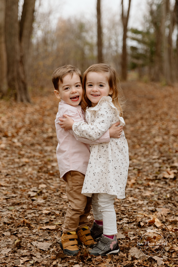 Outdoor Christmas mini sessions. Christmas tree farm mini sessions. Two moms family photos. LGBTQ+ family photos. Lesbian family photos. Mini séances des Fêtes 2024. Mini séances dans la neige à Montréal. Montreal Holiday mini sessions.