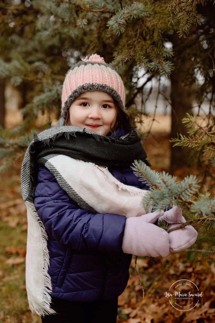 Outdoor Christmas mini sessions. Christmas tree farm mini sessions. Winter family photos. Mini séances des Fêtes 2024. Mini séances dans la neige à Montréal. Montreal Holiday mini sessions.