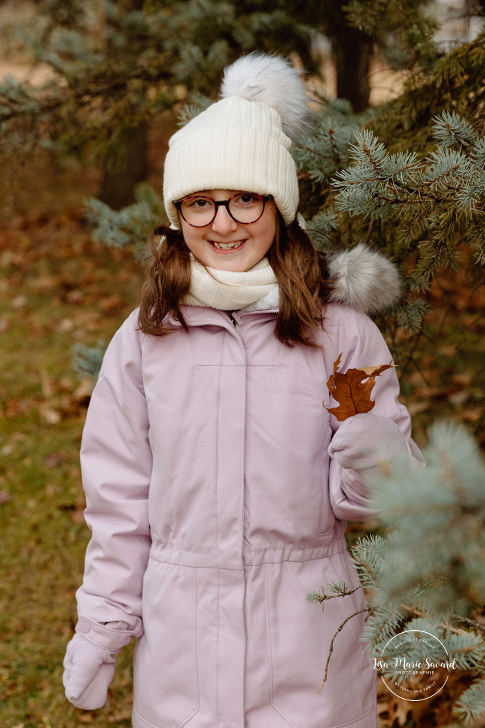 Outdoor Christmas mini sessions. Christmas tree farm mini sessions. Winter family photos. Mini séances des Fêtes 2024. Mini séances dans la neige à Montréal. Montreal Holiday mini sessions.