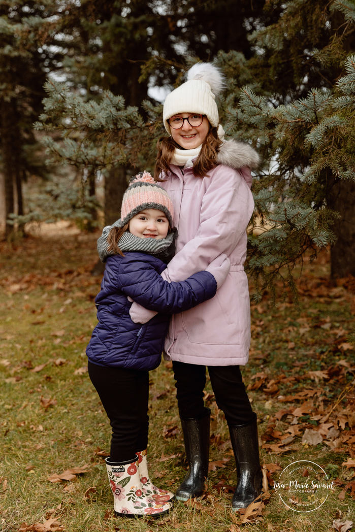 Outdoor Christmas mini sessions. Christmas tree farm mini sessions. Winter family photos. Mini séances des Fêtes 2024. Mini séances dans la neige à Montréal. Montreal Holiday mini sessions.