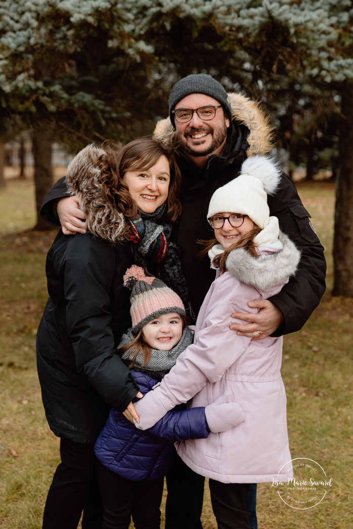 Outdoor Christmas mini sessions. Christmas tree farm mini sessions. Winter family photos. Mini séances des Fêtes 2024. Mini séances dans la neige à Montréal. Montreal Holiday mini sessions.