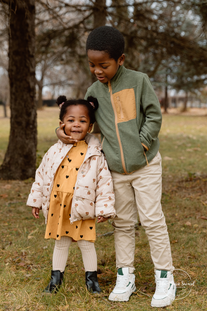 Outdoor Christmas mini sessions. Christmas tree farm mini sessions. Black family photos. African American family photos. Mini séances des Fêtes 2024. Mini séances dans la neige à Montréal. Montreal Holiday mini sessions.