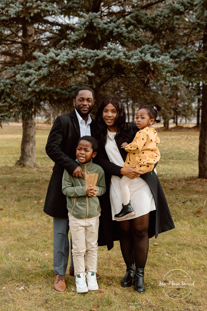 Outdoor Christmas mini sessions. Christmas tree farm mini sessions. Black family photos. African American family photos. Mini séances des Fêtes 2024. Mini séances dans la neige à Montréal. Montreal Holiday mini sessions.