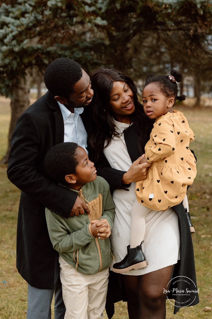 Outdoor Christmas mini sessions. Christmas tree farm mini sessions. Black family photos. African American family photos. Mini séances des Fêtes 2024. Mini séances dans la neige à Montréal. Montreal Holiday mini sessions.