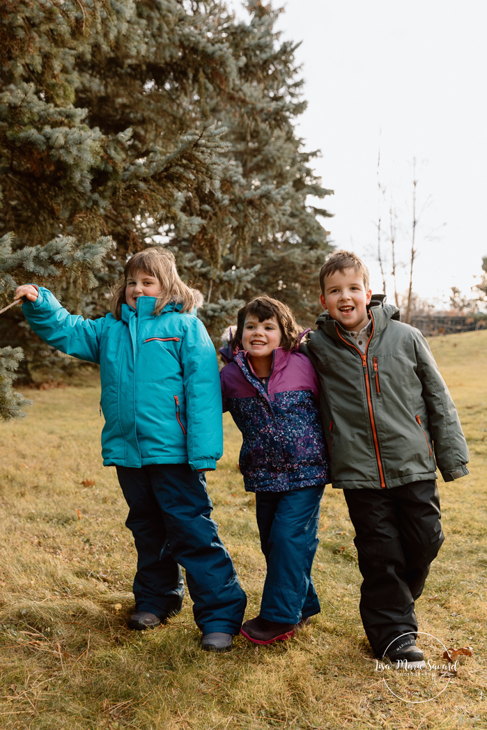 Outdoor Christmas mini sessions. Christmas tree farm mini sessions. Winter family photos. Mini séances des Fêtes 2024. Mini séances dans la neige à Montréal. Montreal Holiday mini sessions.