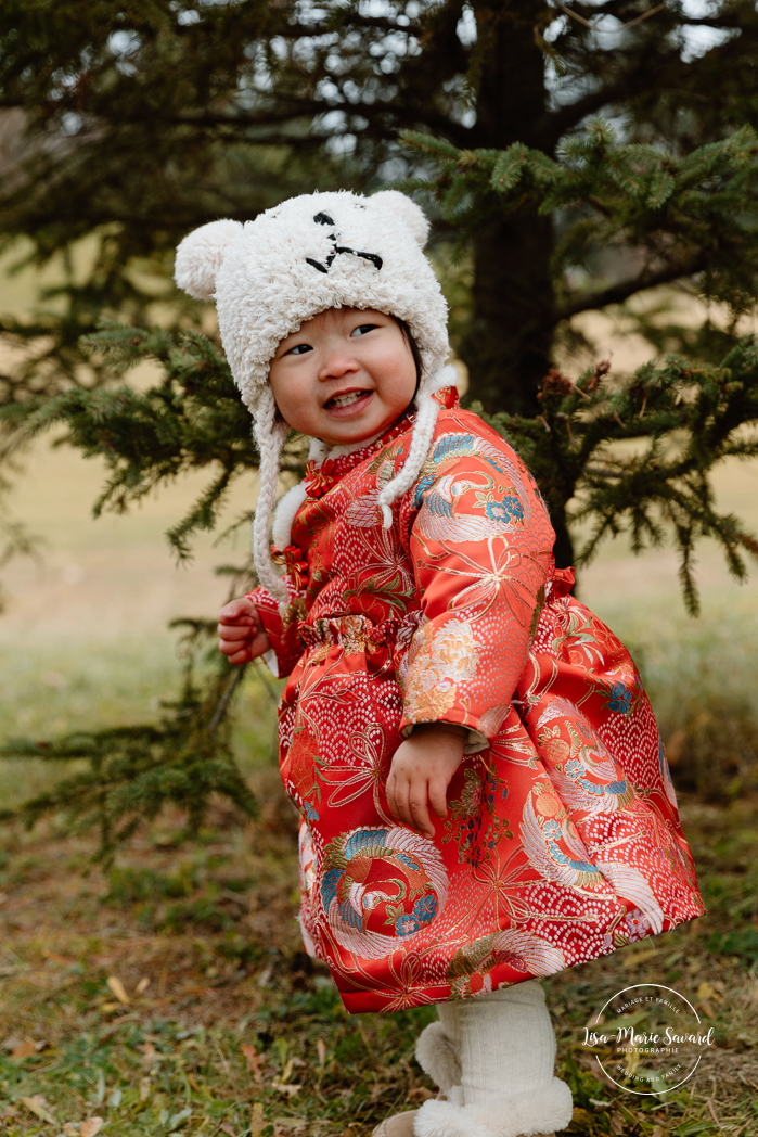 Outdoor Christmas mini sessions. Christmas tree farm mini sessions. Chinese family photos. Asian family photos. Mini séances des Fêtes 2024. Mini séances dans la neige à Montréal. Montreal Holiday mini sessions.