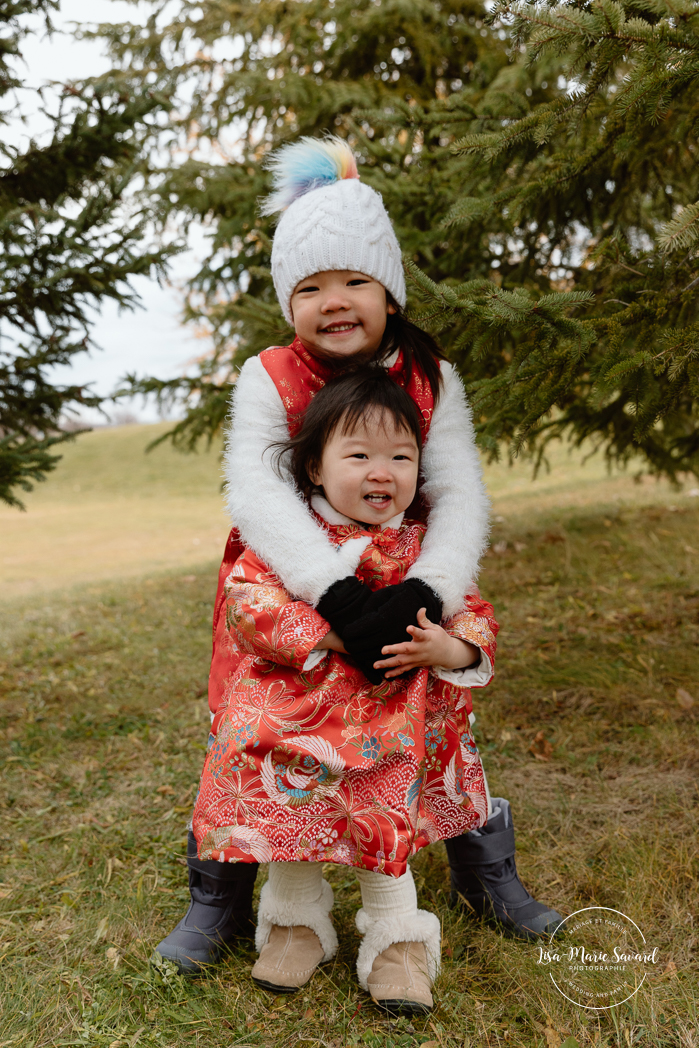 Outdoor Christmas mini sessions. Christmas tree farm mini sessions. Chinese family photos. Asian family photos. Mini séances des Fêtes 2024. Mini séances dans la neige à Montréal. Montreal Holiday mini sessions.